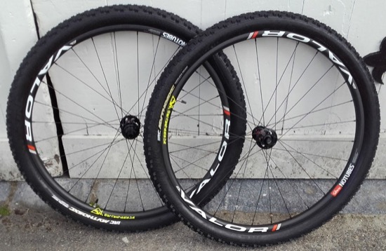 Roues VTT NoTubes Valor, Moyeux DT Swiss 240S (1)