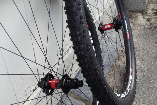 Roues VTT NoTubes Valor, Moyeux DT Swiss 240S, Rayons Sapim Laser