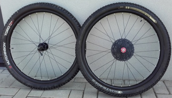 Roues VTT Carbon Asymetric, Moyeux Hope Pro 4 noir (1)