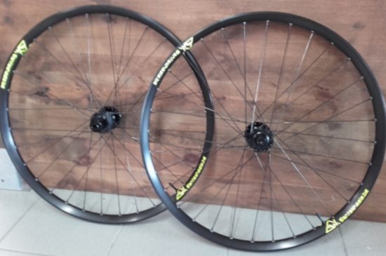 Roues VTT DT Swiss Hybrid VTT Electric, Moyeux DT Swiss 350S, rayons Sapim Race