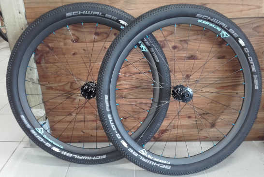 Roues VTT Santawheels Carbon Signature, moyeux DT Swiss 350 Powder Blue Boost