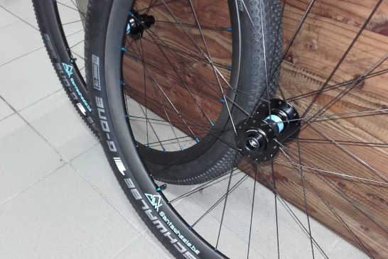 Roues VTT Santawheels Carbon Signature, moyeux DT Swiss 350 Powder Blue Boost, rayons DT Revolution (2)