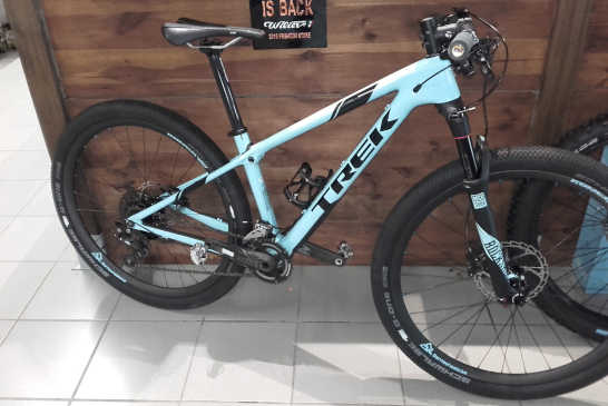 Roues VTT Santawheels Carbon Signature, moyeux DT Swiss 350 Powder Blue Boost, rayons DT Revolution (3)