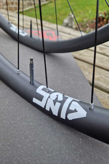Roues VTT Carbone Offline 29er, moyeux SantaWheels MTB-Boost, rayons Sapim Race, Nipples Sapim Square Black (2)
