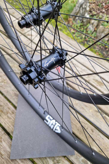Roues VTT Carbone Offline 29er, moyeux SantaWheels MTB-Boost, rayons Sapim Race, Nipples Sapim Square Black (3)