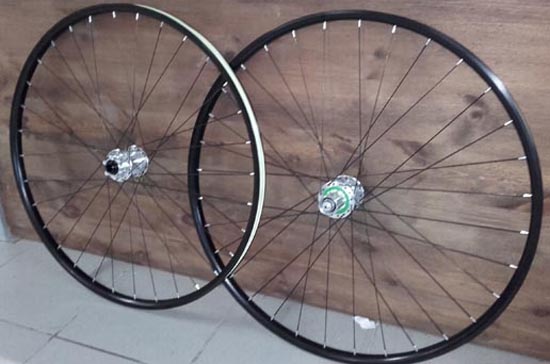 Roues VTT NoTubes Crest MK3 29er, moyeux Hope Pro 4 Silver, rayons DT Revolution