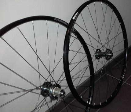 Roues VTT NoTubes Crest MK3, moyeux PW M82A Boost, rayons DT Revolution (2)