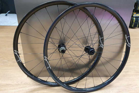 Roues Cyclo-cross Carbon 25mm Disc Centerlock, Moyeux Novatec, body Shimano 10-11-12spd