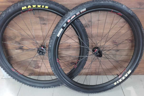 Roues VTT DT Swiss XR 361 Asymetric 29e, moyeux DT Swiss 240S Boost, rayons Sapim CX Ray