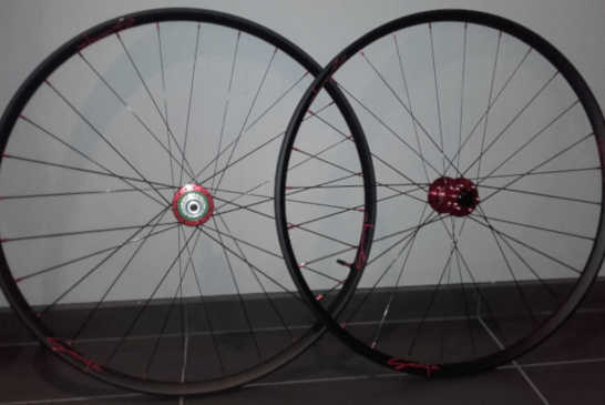 Roues DT Swiss XR 361, moyeux Hope Pro 4 Boost Red, rayons DT Revolution