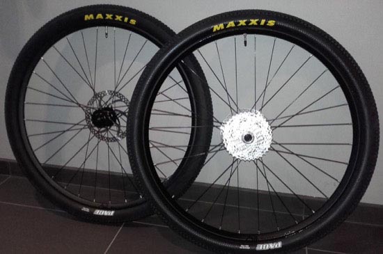 Roues VTT DT Swiss Xr 361 Asymetric 29er, Moyeux DT Swiss 350S, rayons Sapim Race