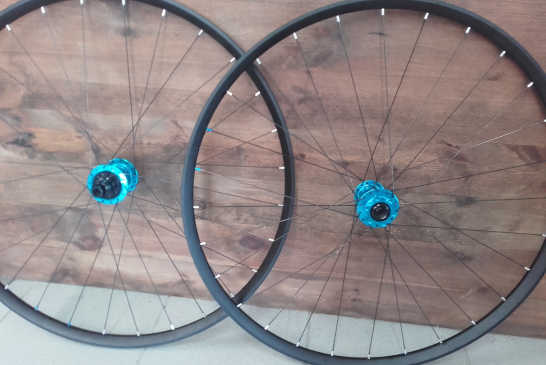 Roues VTT DT Swiss XR 361, moyeux Industry Nine Hydra Boost Turquoise, rayons DT Revo et nipples alu Silver