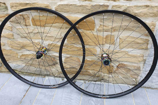 Roues VTT Duke Alu HD 29er XC/AM, moyeux DT Swiss 240S Édition Limitée 'Oil Slick', rayons DT Comp (3)