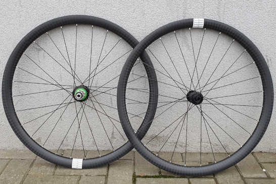 Roues Gravel Carbon disques, moyeux Hope RS4 Noir Centerlock, rayons plats CX Ray