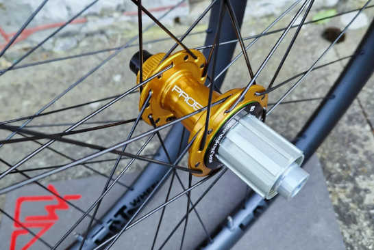 Roues Gravel Carbone SW DUST, moyeux Hope Pro5 Bronze edition, rayons Sapim Race, Nipples Square Black (2)