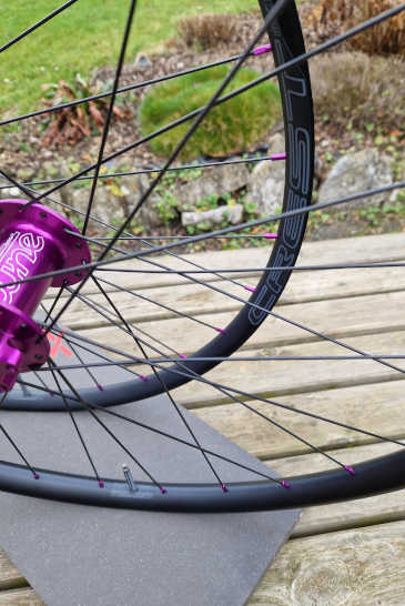 Roues VTT NoTubes Crest MK4 29er, moyeux Tune ClimbHill/KillHill Purple édition, rayons Sapim Race, Nipples Sapim alu Purple (2)