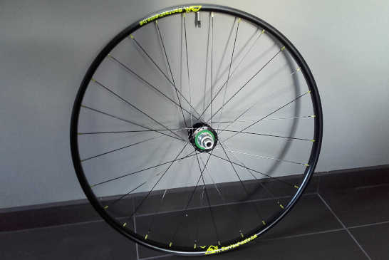 Roue VTT arrière Notubes Crest MK3, moyeux Hope Pro 4 Black, Rayons DT Revo Black