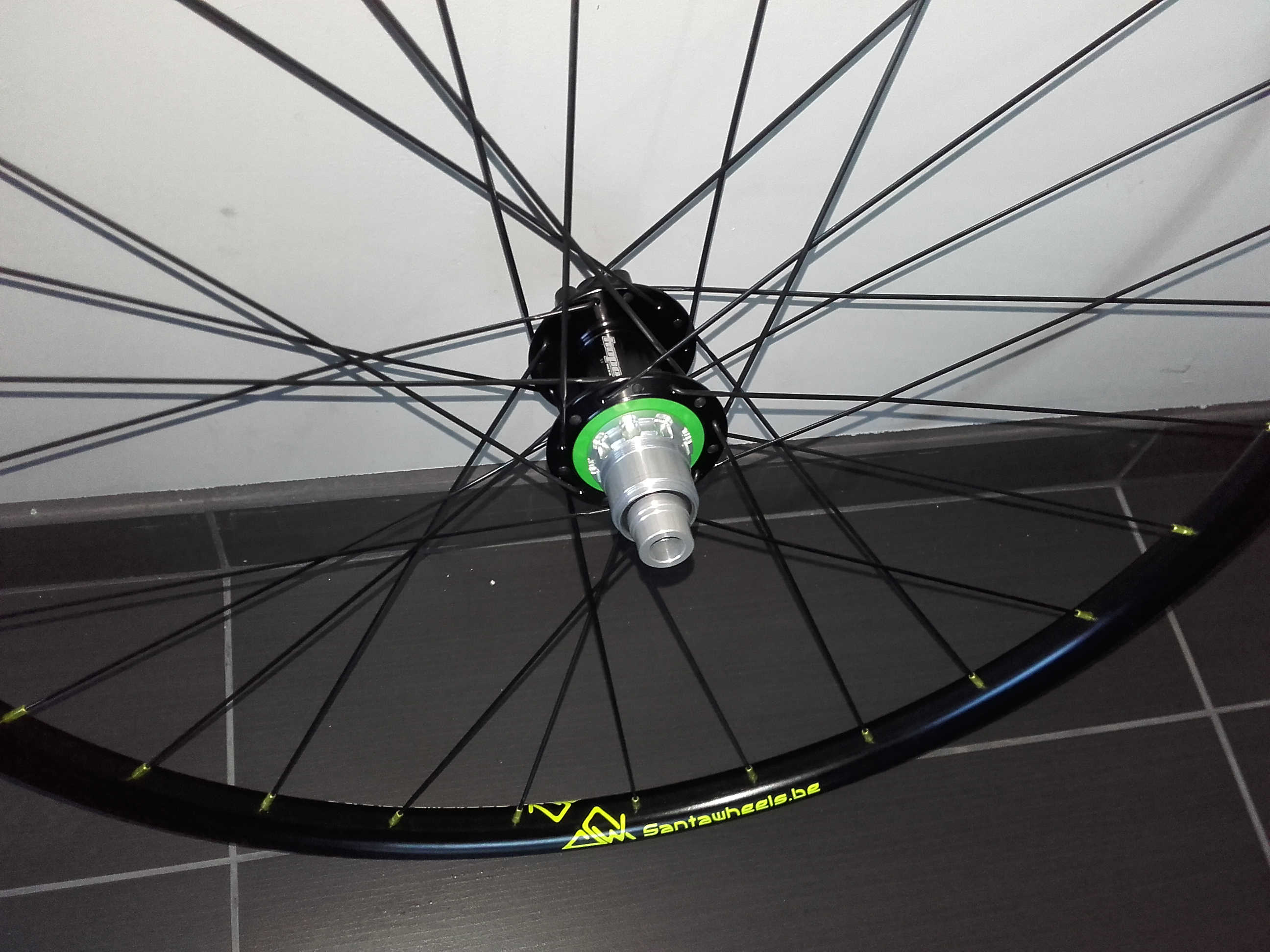 Roue VTT arrière Notubes Crest MK3, moyeux Hope Pro 4 Black, Rayons DT Revo Black (2)