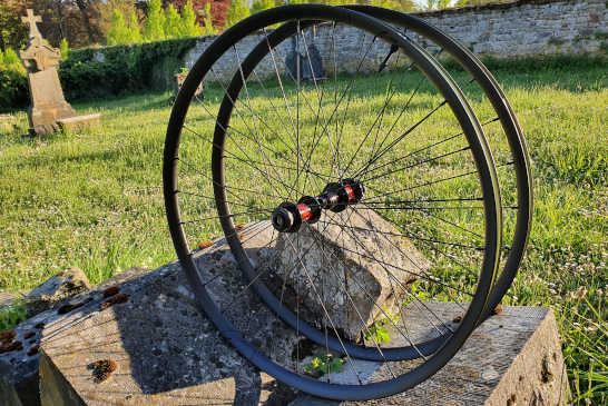 Roues VTT Santawheels Signature Carbon 29er, moyeux DT Swiss 240S, rayons Sapim CX Ray black