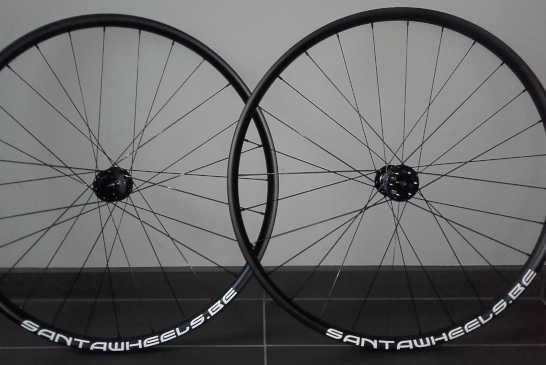 Roues VTT Carbone Santawheels 29er, Moyeux DT Swiss 350S Disc Boost, rayons DT Revo Black