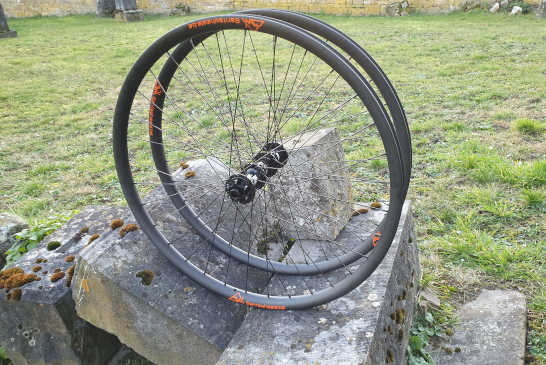 Roues VTT Carbone Santawheels 29er, Moyeux DT Swiss 350S Boost, rayons DT Comp Black