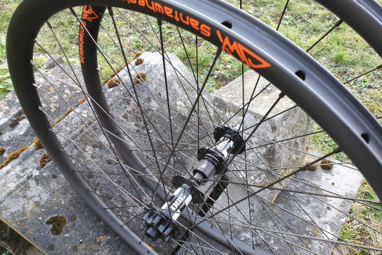 Roues VTT Carbone Santawheels 29er XC/AM, Moyeux DT Swiss 350S Boost, rayons DT Comp Black (2)