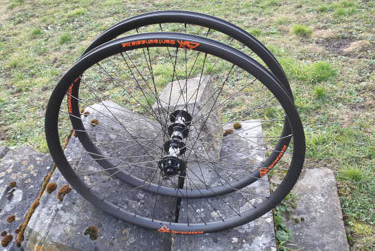 Roues VTT Carbone Santawheels 29er XC/AM, Moyeux DT Swiss 350S Boost, rayons DT Comp Black (3)