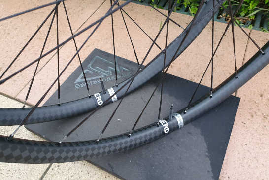 Roues VTT Santawheels Carbon 29er Up & Down, Moyeux Tune KillHill / ClimHill Boost Endurance Bearings- XC/DownCountry, rayons Berd Spokes Black, nipples Noir (3)