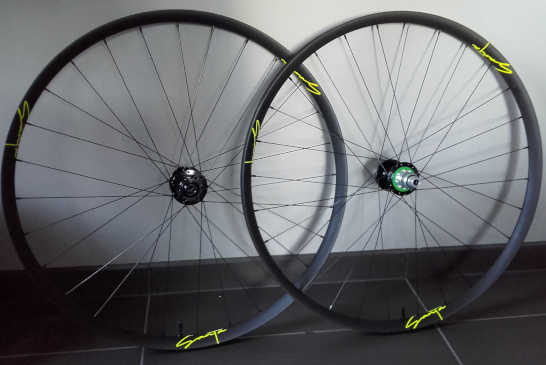 Roues VTT Carbone Santawheels Signature 29er, moyeux Hope Pro 4 Black, rayons DT Revo Black