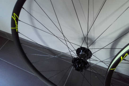 Roues VTT Carbone Santawheels Signature 29er, moyeux Hope Pro 4 Black, rayons DT Revo Black (2)