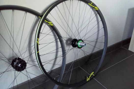 Roues VTT Carbone Santawheels Signature 29er, moyeux Hope Pro 4 Black, rayons DT Revo Black (3)