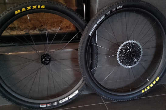 Roues VTT Carbone Santawheels Signature 29er, moyeux Tune King / Kong Black Boost, rayons Sapim CX RAY