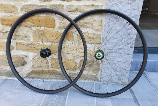 Roues VTT Santawheels Carbon 29er, Moyeux Hope Pro 4, rayons DT Revo Black