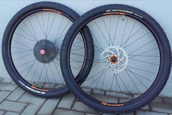 Roues VTT ZTR Crest MK3 29er, moyeux Hope Pro 4 orange, rayons Sapim RACE (1)