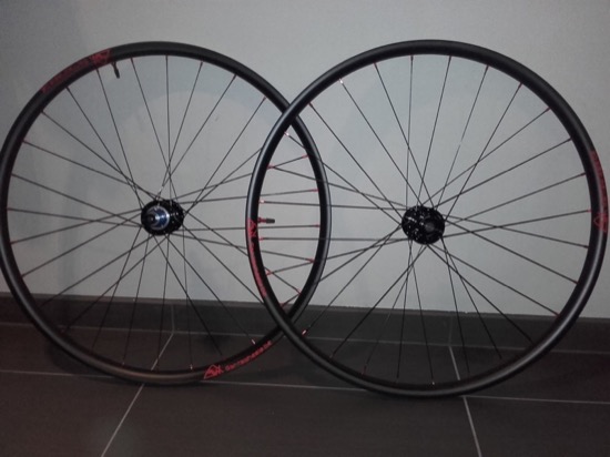 Roues VTT Carbon Asymmetric 29er, moyeux Tune King Kong Boost black, rayons Sapim Laser, nipples alu red