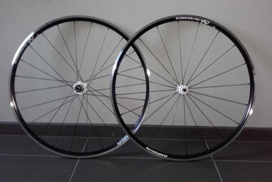 Roues route NoTubes Alpha, moyeux Novatec White, rayons DT Revolution