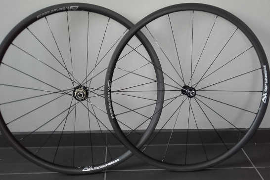 Roues route Santawheels Carbon profil 33mm, moyeux Novatec, rayons Sapim CX RAY