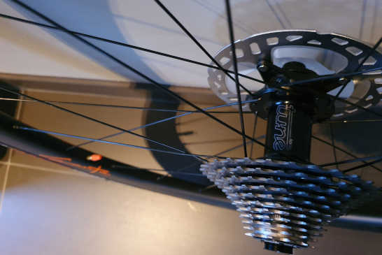 Roues route Santawheels Signature Carbon, moyeux Tune King/Kong, rayons Sapim Laser (2)