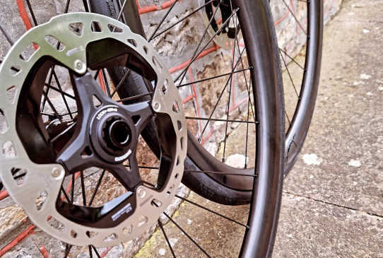 Roues Route Santawheels Carbone SW Raiden, Moyeux Santa Ceramic Road black, rayons Sapim CX Ray, nipples Alu Square (2)
