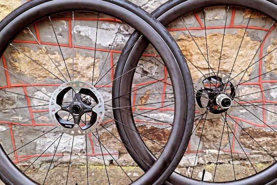 Roues Route Santawheels Carbone SW Raiden, Moyeux Santa Ceramic Road black, rayons Sapim CX Ray, nipples Alu Square