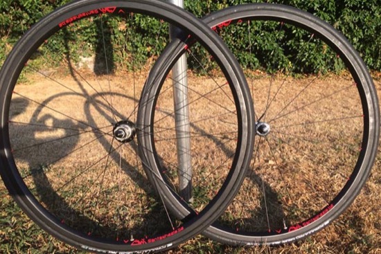 Roues route Santawheels Carbon 24mm, moyeux PW R12, rayons Sapim Laser